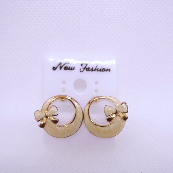 💎4/25💎NOS Vintage Retro Crescent Moon Ribbon Enamel Pierced Stud Earrings - Picture 1 of 2